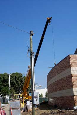 donor recognition installation of crane lifting picture 1
